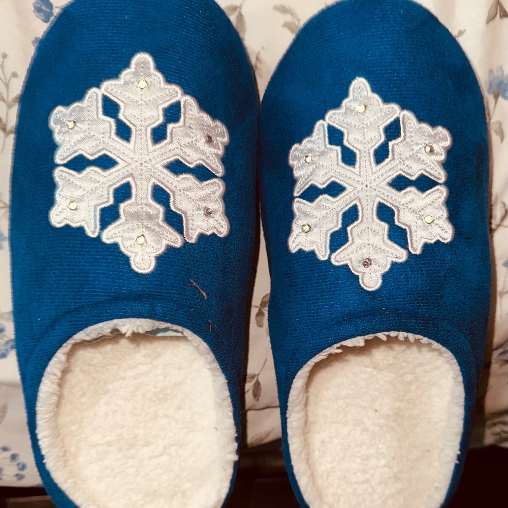 Blue Slippers with Light Up White Snowflake Design 9/10